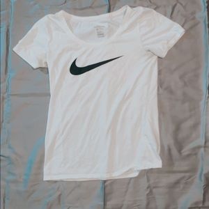 white nike dry-fit tee,